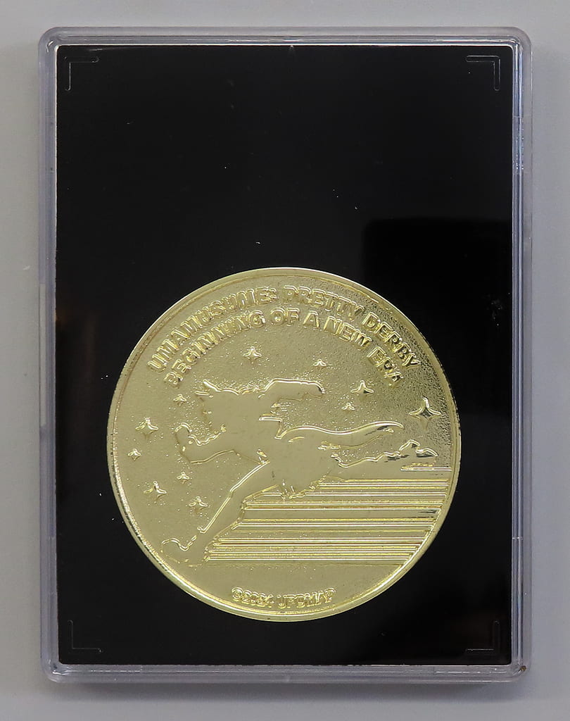 Jungle Pocket Medal with Display Case - Umamusume Pretty Derby – Beginning of a New Era Theater Goods (50mm, Zinc Alloy/ABS, Used)