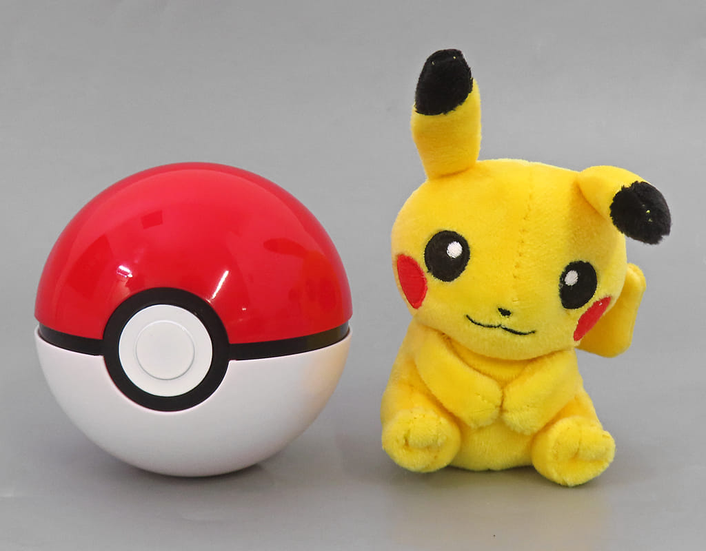 Pikachu Plush Badge in Poké Ball Case - Pokémon Center Limited Plush Badge (Approx. 11.0×7.5×8.2 cm)