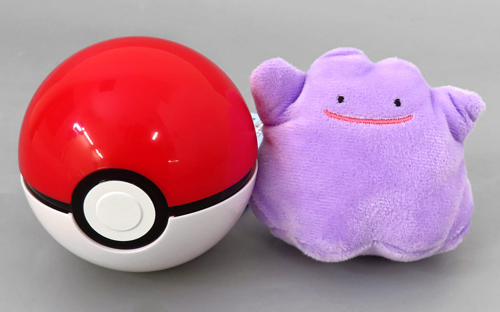 Ditto Plush Badge in Poké Ball Case Vol.1 - Pokémon Center Exclusive Plush Badge (Approx. 7.7×8.5×5.3 cm / 3.0×3.3×2.1 in)