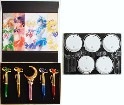 Sailor Moon Stick & Rod Light Up Edition Fanclub Exclusive Set - Bandai - Moon Stick Light-Up + 4 Transformation Pens + Display Bases