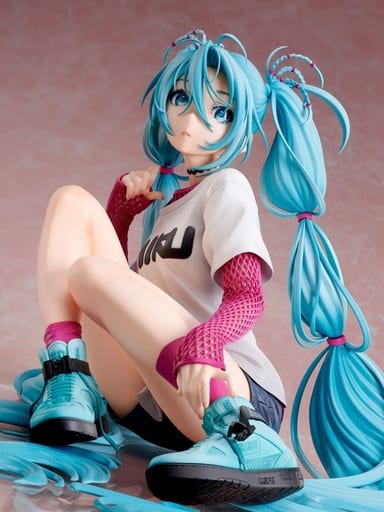 Hatsune Miku x Mai Yoneyama The Latest Street Style “Cute” 1/4 Scale PVC & ABS Painted Figure by Stronger — 17cm (Artist: Mai Yoneyama)