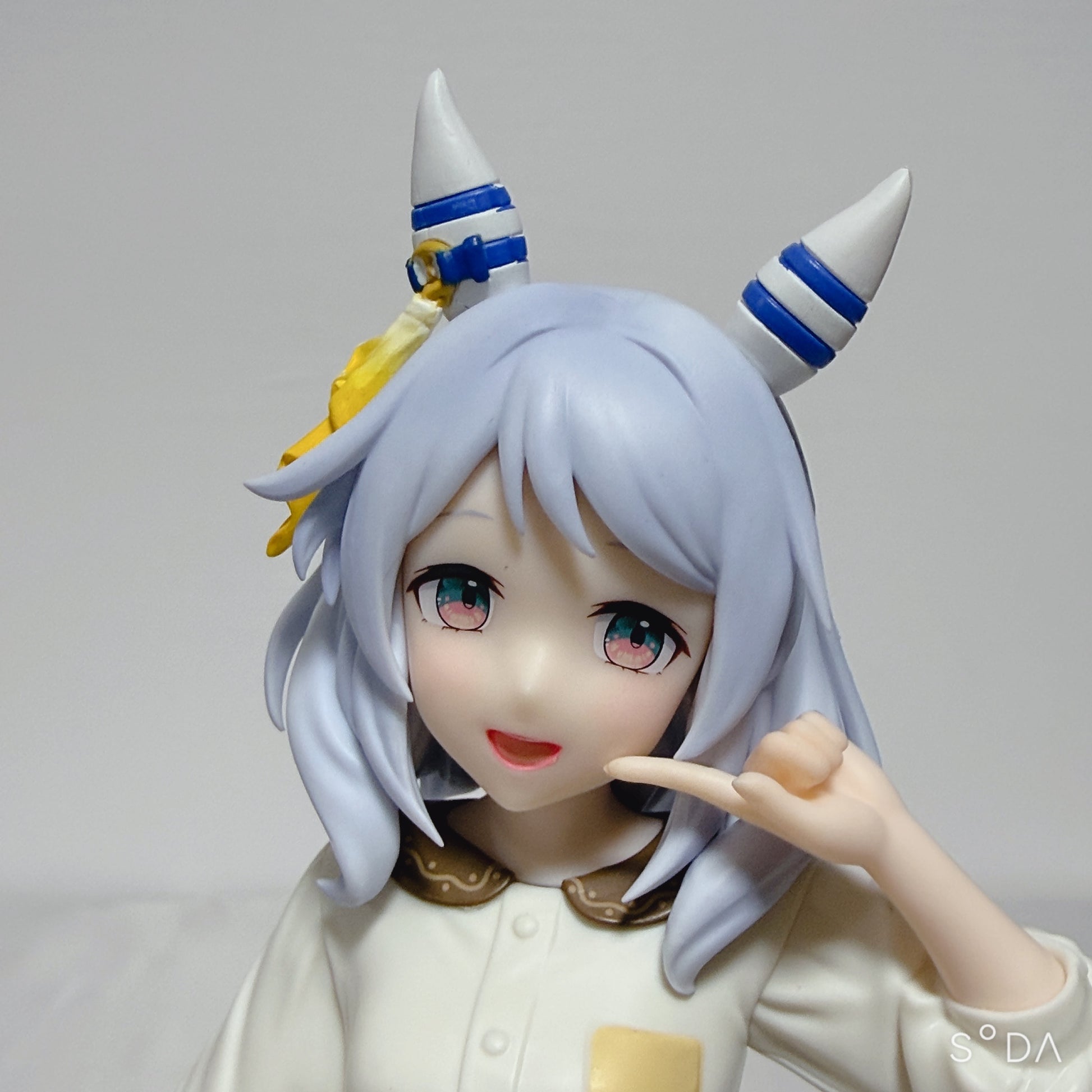 Hishi Miracle 5-Piece Collector Set - Prize Figure, Racing Outfit Acrylic Stands & Can Badge | Umamusume: Pretty Derby